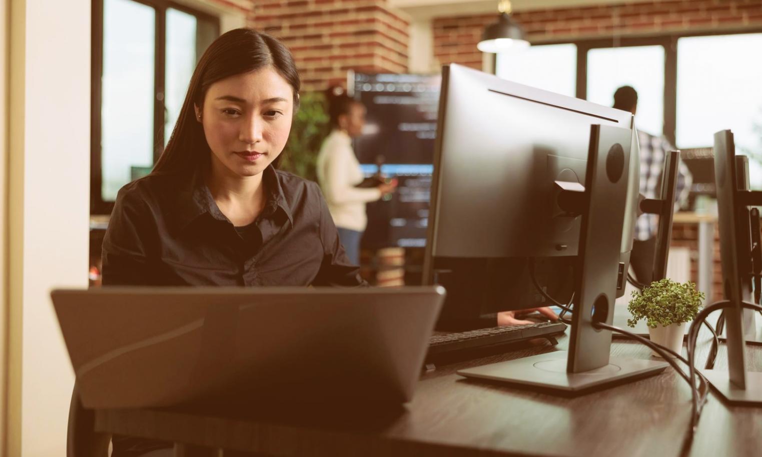 Ambiente virtual de capacitación para equipo comercial practicando técnicas de atención y ventas