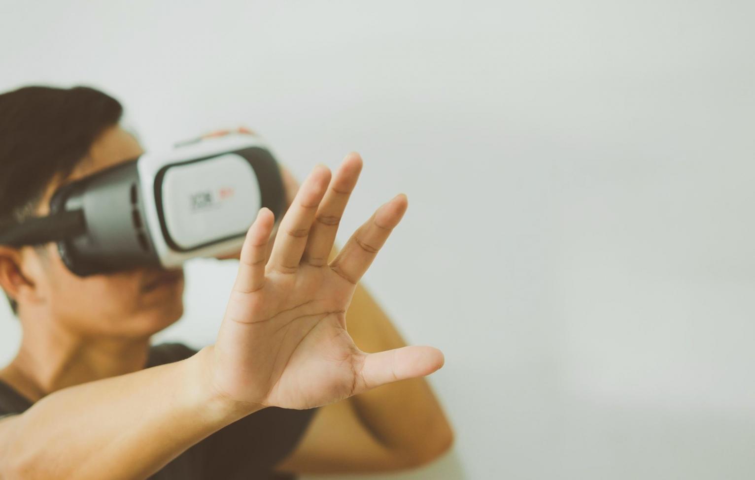 Estudiantes utilizando equipos de realidad virtual en ambiente educativo