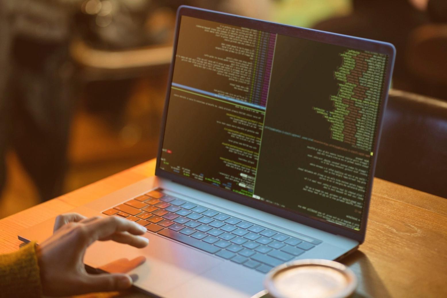 Profesional experimentando simulación de entrenamiento en realidad virtual